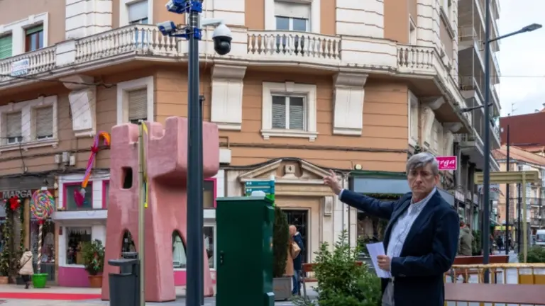 Ángel Herreros muestra las cámaras en Torrelavega.