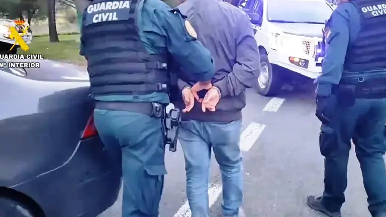 Los agentes con uno de los detenidos.