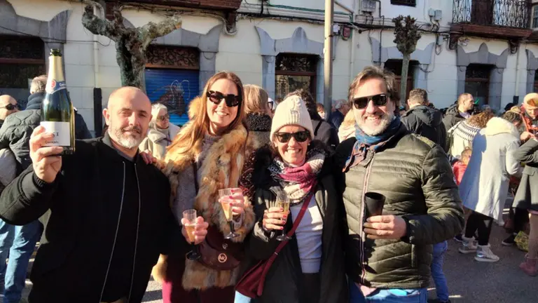 Grupo de amigos en la precampanada de Santo&ntilde;a tomando una copa de champ&aacute;n. R.A.
