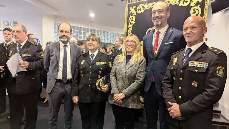 Autoridades en el acto de Torrelavega.