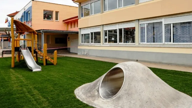 Parque infantil en el colegio público de Noja.