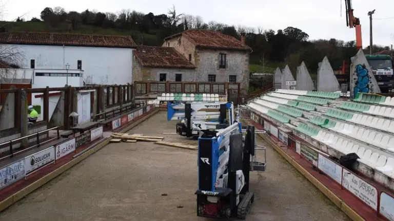 Obras de la cubierta en la bolera de Arce.