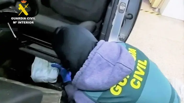 Registro de los dobles fondos del vehículo.