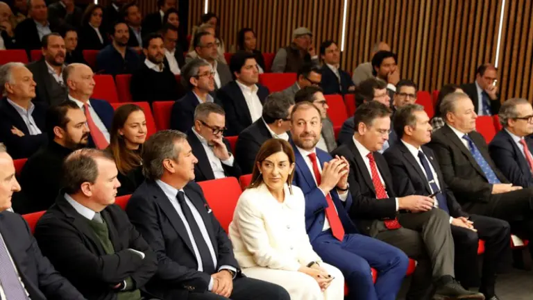 Buruaga se reunión con los empresarios mexicanos.