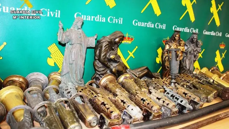 Material recuperado del robo en los cementerios.