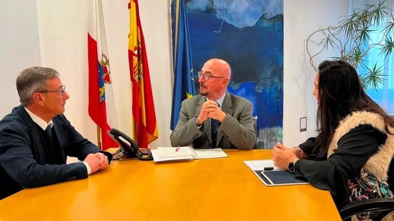 Reunión para tratar la situación de la sanidad en Santa María de Cayón.