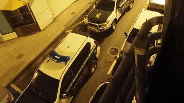 Un momento de la intervención de la Guardia Civil.