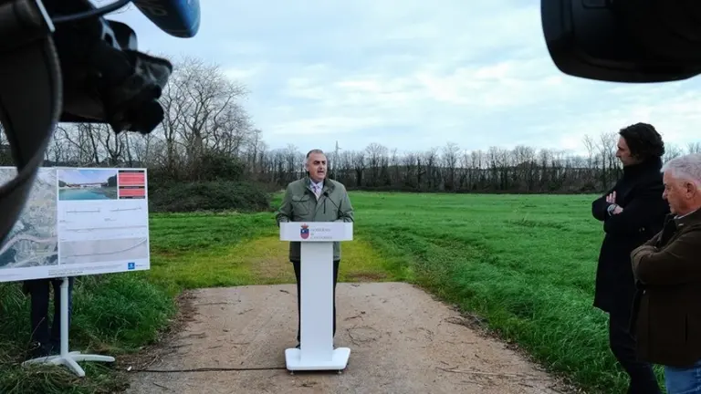 El consejero de Fomento, Vivienda, Ordenación del Territorio y Medio Ambiente, Roberto Media, visita las obras del enlace al polígono de Morero.