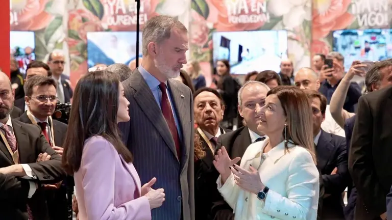 Encuentro entre Buruaga y los Reyes de España en Fitur.