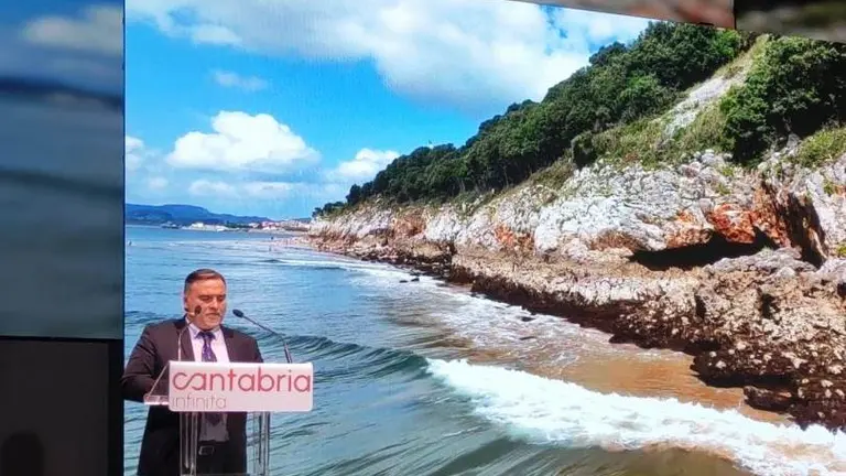 el regidor municipal Jesús Gullart (Santoñeses) durante la presentación de 'Santoña, tu próximo destino'.
