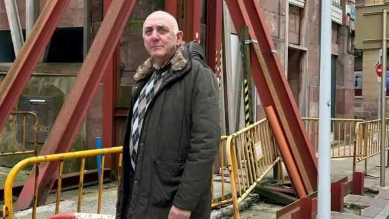 El concejal del PP, Francisco Trueba, en el edificio.