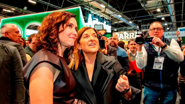 La presidenta de Cantabria, María José Sáenz de Buruaga y la presidenta de la Comunidad de Madrid, Isabel Díaz Ayuso.
