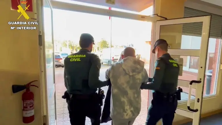Un momento de una detención por la Guardia Civil.