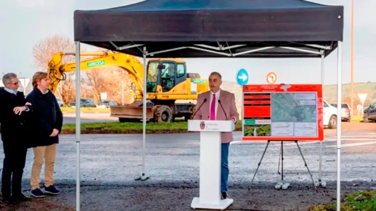 El consejero de Fomento, Vivienda, Ordenación del Territorio y Medio Ambiente, Roberto Media, asiste al inicio de las obras de mejora de la carretera de acceso al Parque Empresarial Besaya.