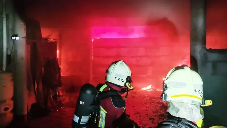 El incendio afectó a parte de una vivienda unifamiliar en Ajo.