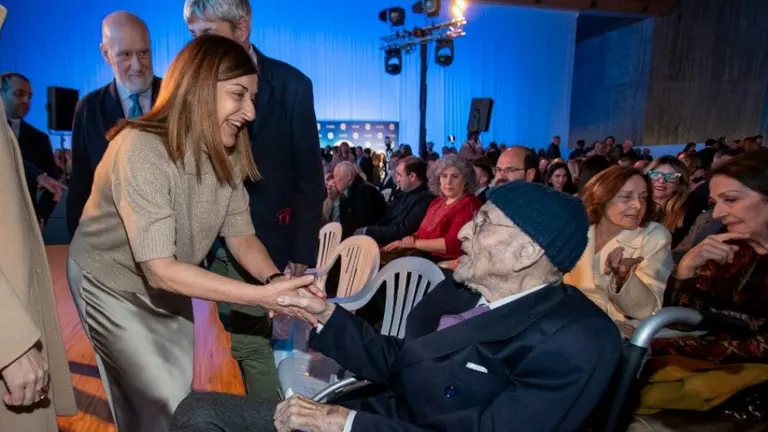 Buruaga saluda a Álvaro Pombo.