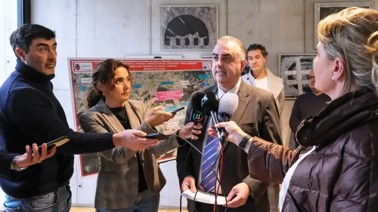 El consejero de Fomento, Vivienda, Ordenación del Territorio y Medio Ambiente, Roberto Media, visita la finalización de la obra de mejora de las tuberías del plan hidráulico de Noja. 29 de enero de 2025 © Raúl Lucio