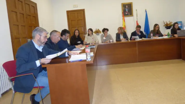Pleno municipal en Santa María de Cayón. R.A.