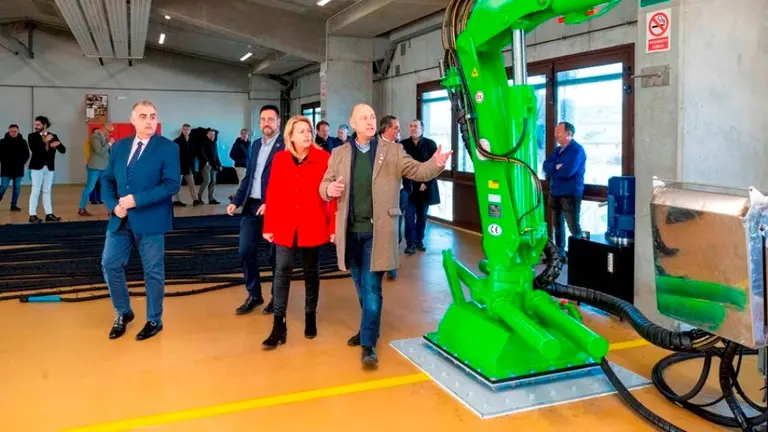 Los consejeros de Fomento, Vivienda, Ordenación del Territorio y Medio Ambiente, Roberto Media, y de Desarrollo Rural, Ganadería, Pesca y Alimentación, María Jesús Susinos, inauguran las nuevas grúas del puerto de Colindres.
31 ENERO 25 © Miguel De la Parra