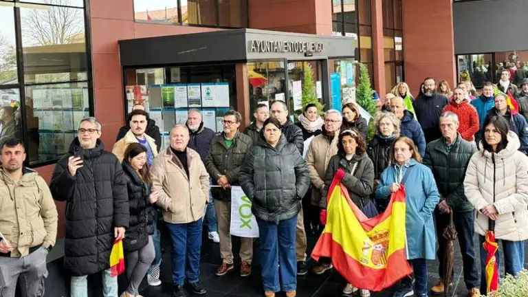 Concentración de los asistentes frente al Ayuntamiento de Miengo.