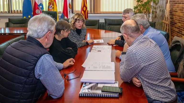 La alcaldesa muestra el proyecto.