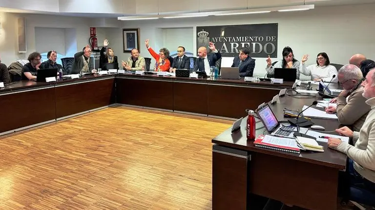 Pleno municipal en Laredo.