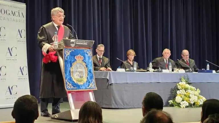 Un momento del acto de entrega de la distinción.