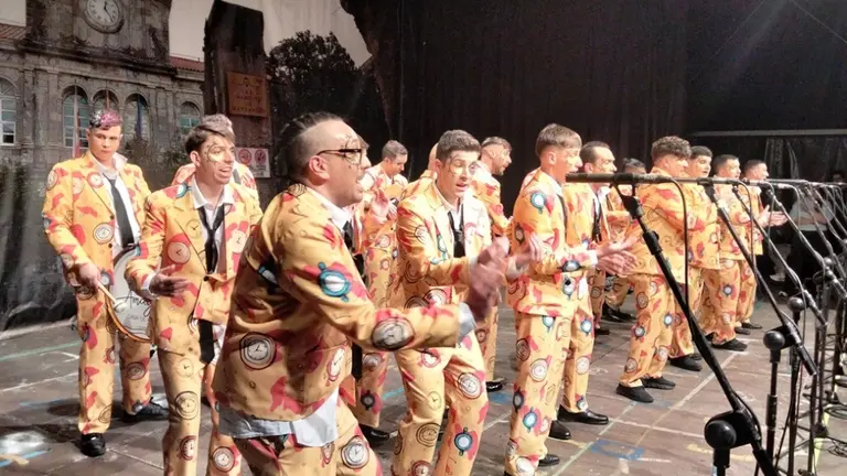 Los Trotamurgas  sobre el escenario en Santo&ntilde;a. R.A.