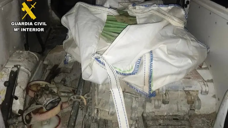 Material de las obras de la variante de Sarón.