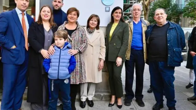 Acto de descubrimiento de la placa en Santander.