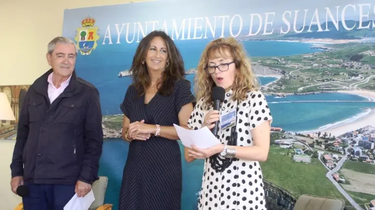 La escritora Mar&iacute;a Oru&ntilde;a en Suances.