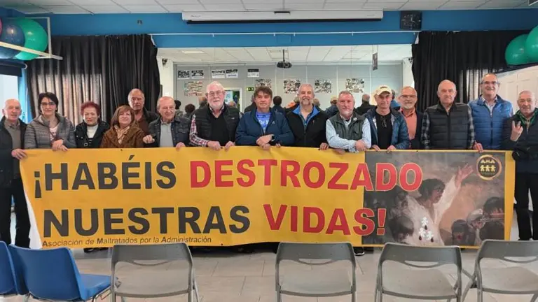 Integrantes de la Asociación de Maltratados por la Administración en Argoños.