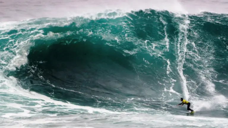 Surfista en La Vaca Gigante.