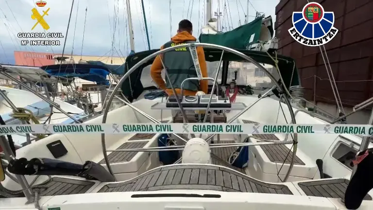 Velero atracado en Laredo.