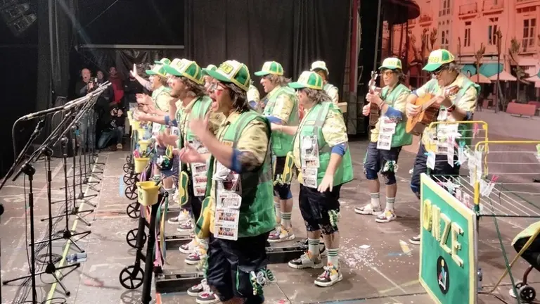 Integrantes de la murga Artistas sobre el escenario en las semifinales. R.A.