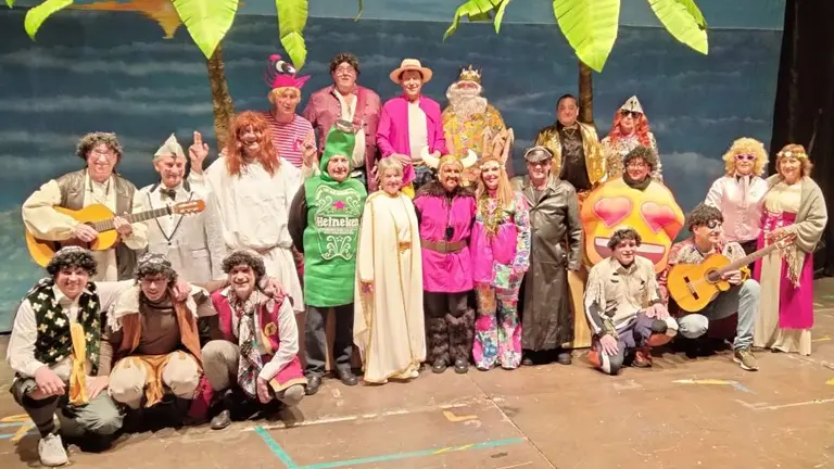 Participantes en el preg&oacute;n antes del inicio del acto y con el tel&oacute;n cerrado. R.A.