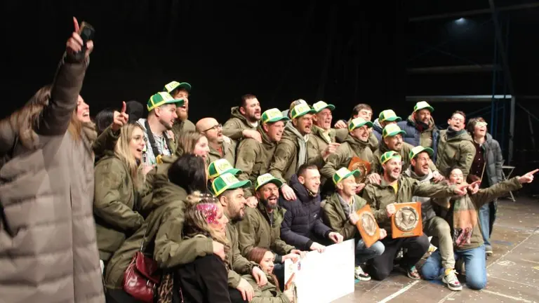 Los Artistas tras recibir el primer premio del Concurso de Murgas adultas de Santo&ntilde;a. Turismo Santo&ntilde;a