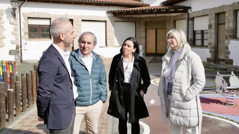 El consejero de Educación y el alcalde de Potes durante la presentación del proyecto.