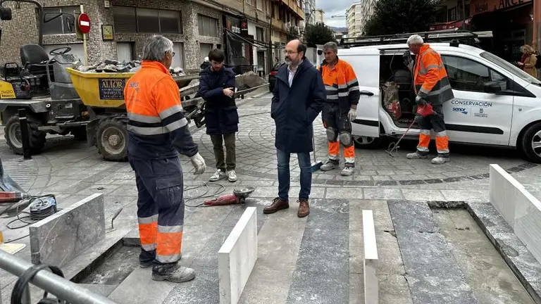 Urraca visitando los trabajos en la calle Casimiro Sáiz de La Inmobiliaria.