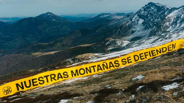 Pancarta de Cantabristas con el mensaje 'Nuestras monta&ntilde;as se defienden'.
