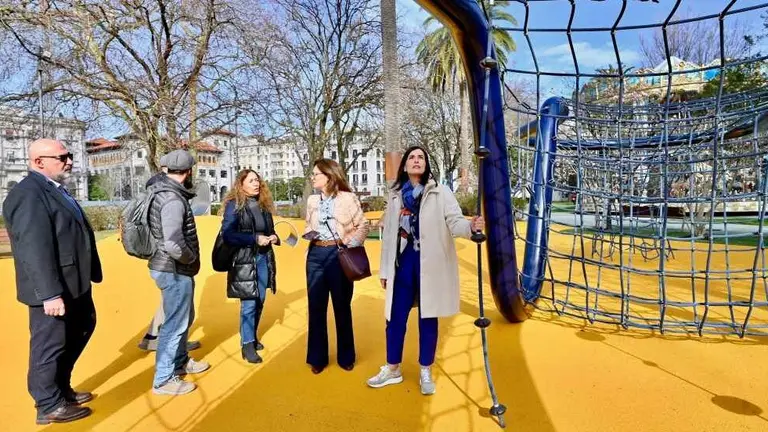 Visita al parque infantiles de los Jardines de Pereda.
