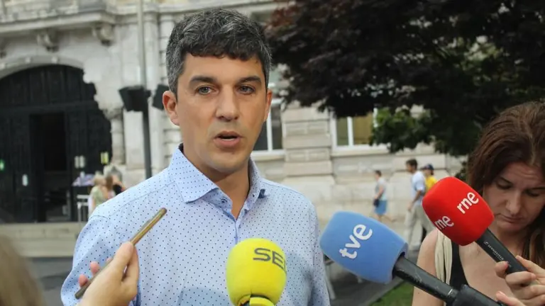 El portavoz del PSOE en el Ayuntamiento de Santander, Daniel Fernández.