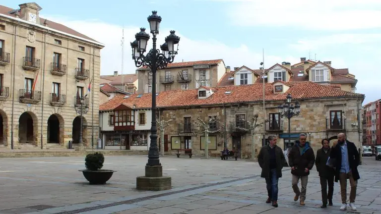 Las autoridades políticas en la zona que se remodelará.