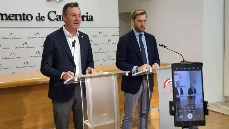 Los representantes del PRC en rueda de prensa.