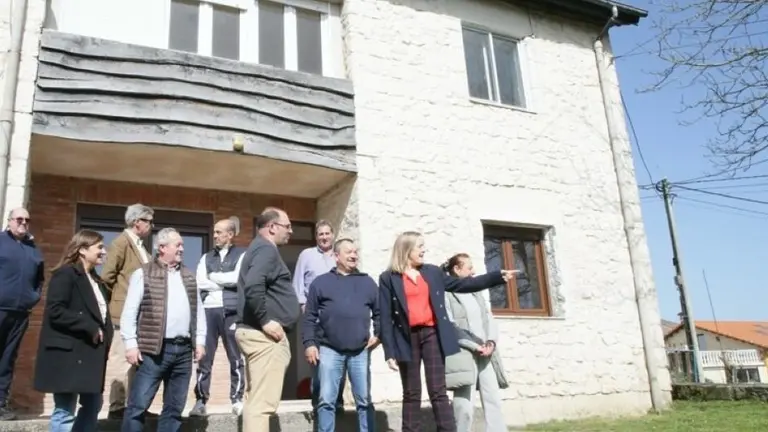 Las autoridades políticas visitan el edificio en Villafufre.