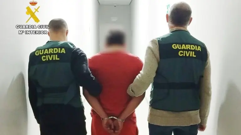 Los agentes detuvieron al presunto agresor.