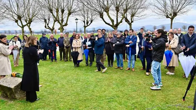 Asistentes al homenaje en La Magdalena en Santander.