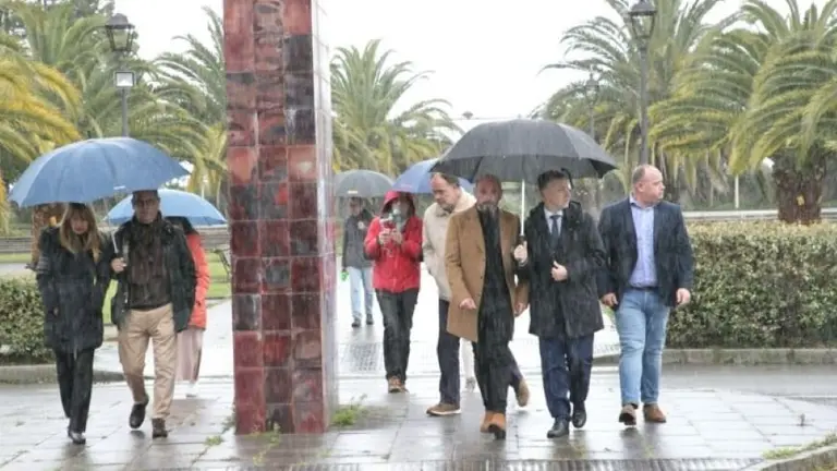 Las autoridades políticas en su visita a Laredo.