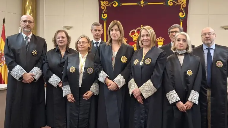 Un momento del acto de toma posesión rodeada de los asistentes.