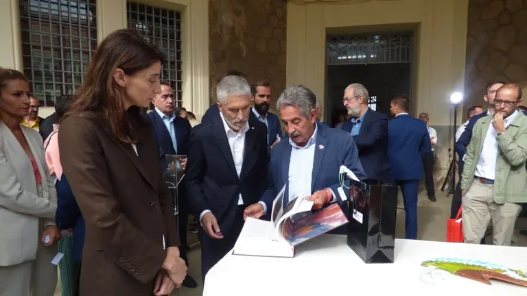 Los ministros en el centro penitenciario El Dueso en septiembre de 2022. R.A.